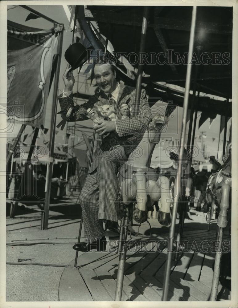 1951, Red Skelton in a scene from "Texas Carnival" - mjp42675 - Historic Images