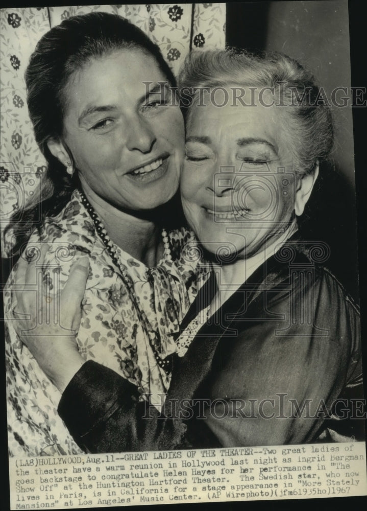 1967 Press Photo Actresses Ingrid Bergman and Helen Hayes in Hollywood - Historic Images