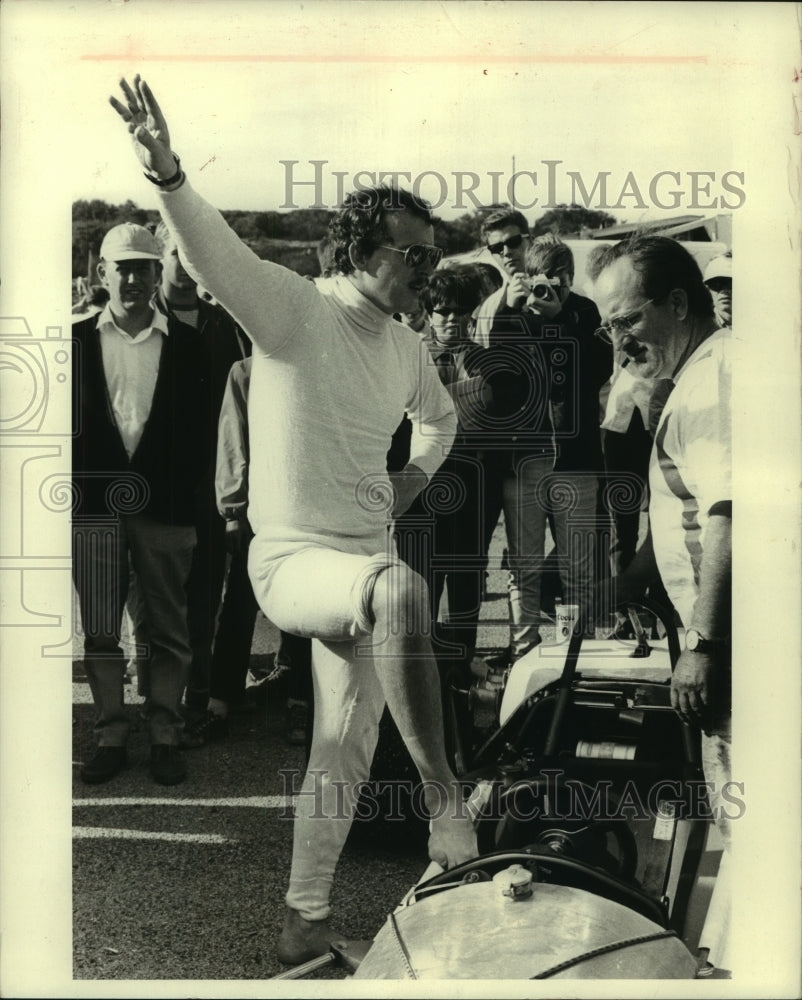 1969 Press Photo Dick Smothers discussed his cars performance at race end - Historic Images