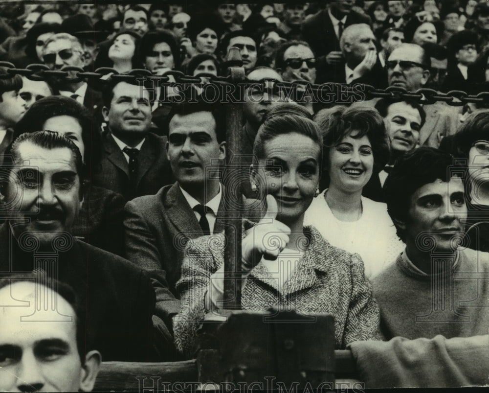 1966 Press Photo Alicante, Spain- Actor Yul Brynner's wife Doris at a bullfight - Historic Images