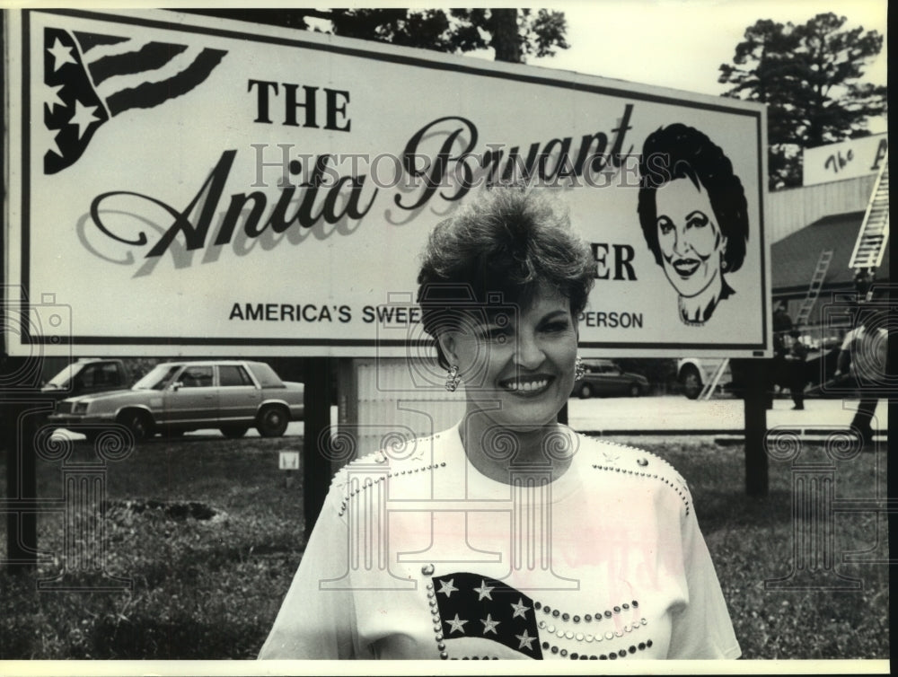 1992 Press Photo Eureka Springs, Arkansas-Singer Anita Bryant near her billboard - Historic Images