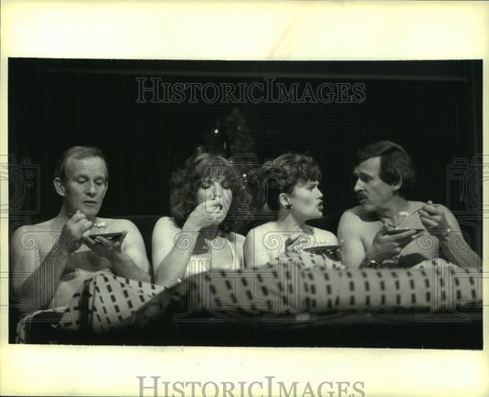 1978 Press Photo Janie Sell, Barbara Sharma and the Smothers brothers - Historic Images