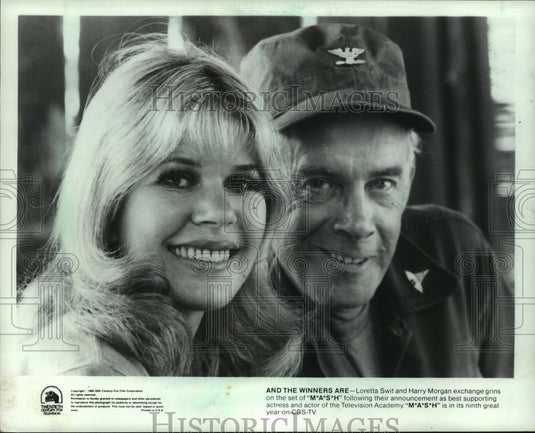 1980 Press Photo Loretta Swit, Harry Morgan following announcement of winners. - Historic Images