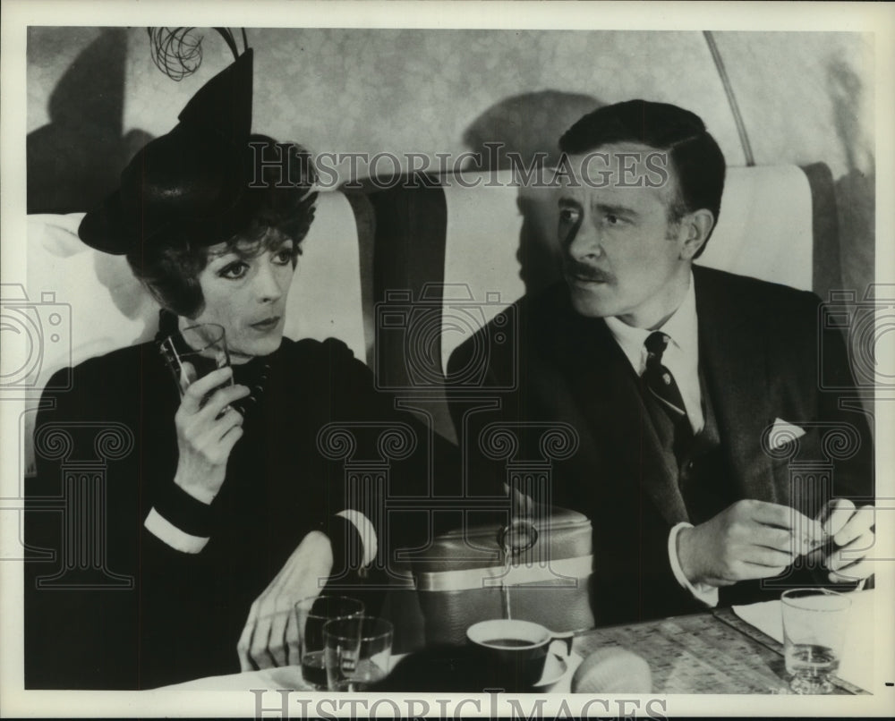 1977 Press Photo Maggie Smith &amp; Alec McGowen in &quot;Travels With My Aunt&quot; - Historic Images