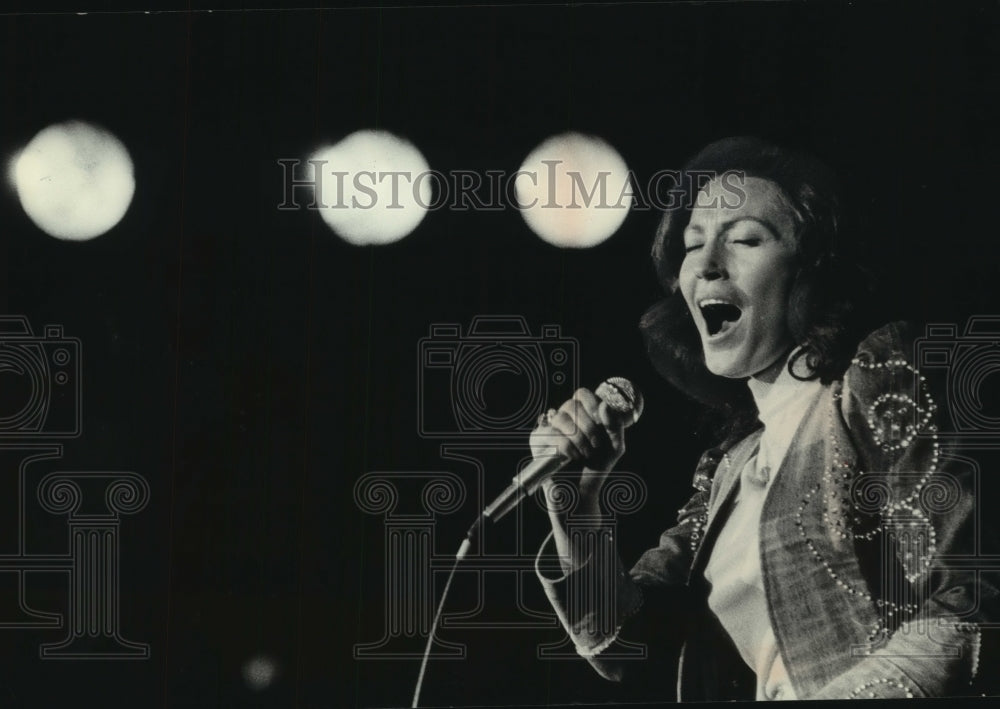1975 Press Photo Country Western singer, Loretta Lynn - mjp42898 - Historic Images