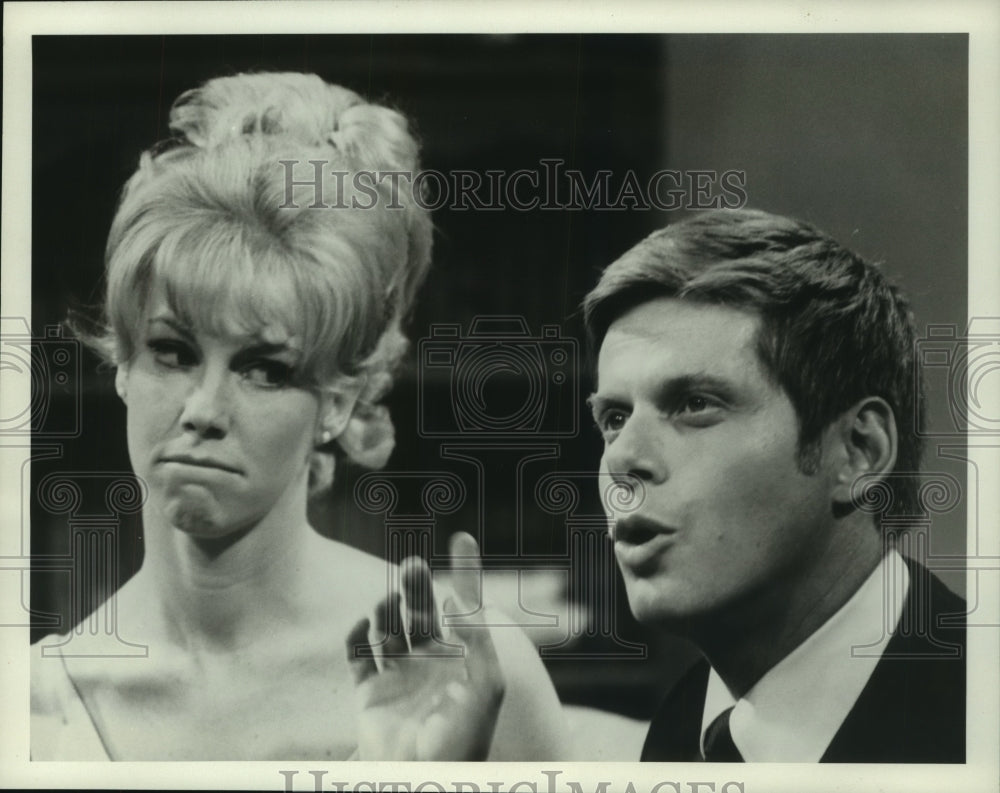 1968 Press Photo Robert Morse, E.J. Peaker star in &quot;That&#39;s Life.&quot; - mjp42923 - Historic Images