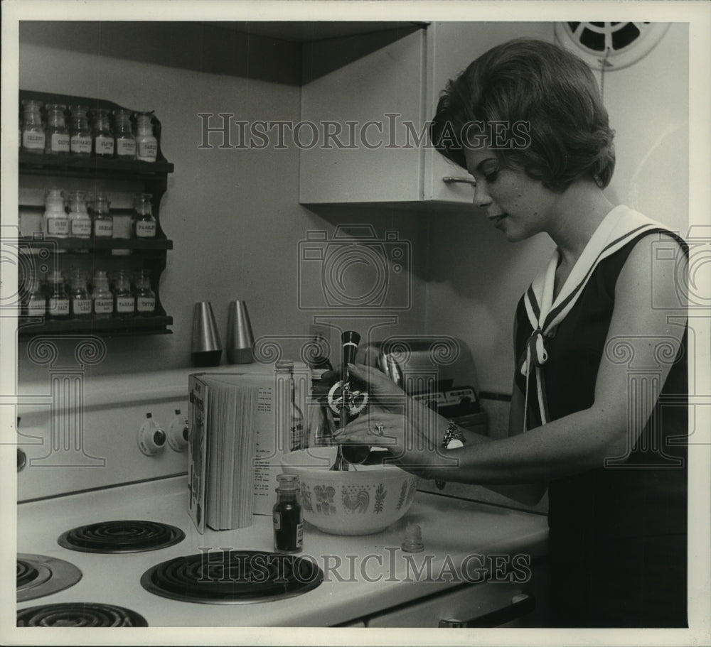 1962, Cook Lynn Pearl cooking on Milwaukee Television show - Historic Images