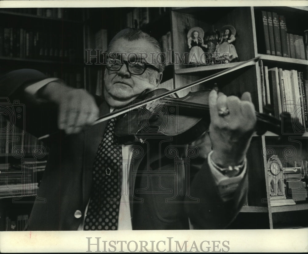 1971, Steve Swedish playing the violin - mjp42997 - Historic Images