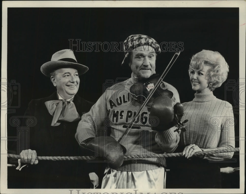 1988, Comedian Red Skelton in comedy skit with others - mjp43036 - Historic Images