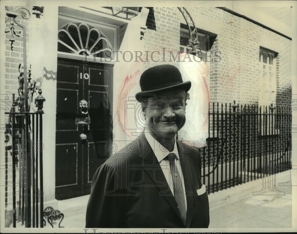 1964 Press Photo Comedian Red Skelton in front of England&#39;s prime minister home - Historic Images