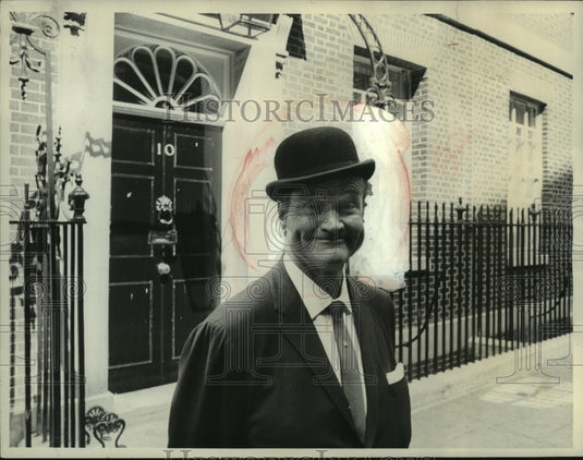 1964 Press Photo Comedian Red Skelton in front of England's prime minister home - Historic Images