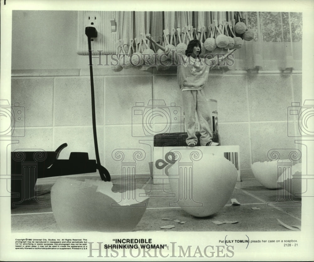 1980 Press Photo Lily Tomlin in &quot;The Incredible Shrinking Woman&quot; - mjp43050 - Historic Images