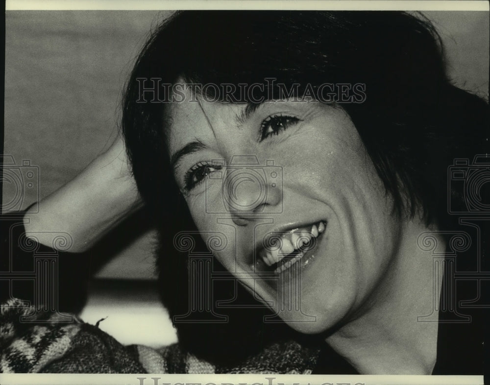 1977 Press Photo Lily Tomlin performer relaxing in her Broadway dressing room. - Historic Images