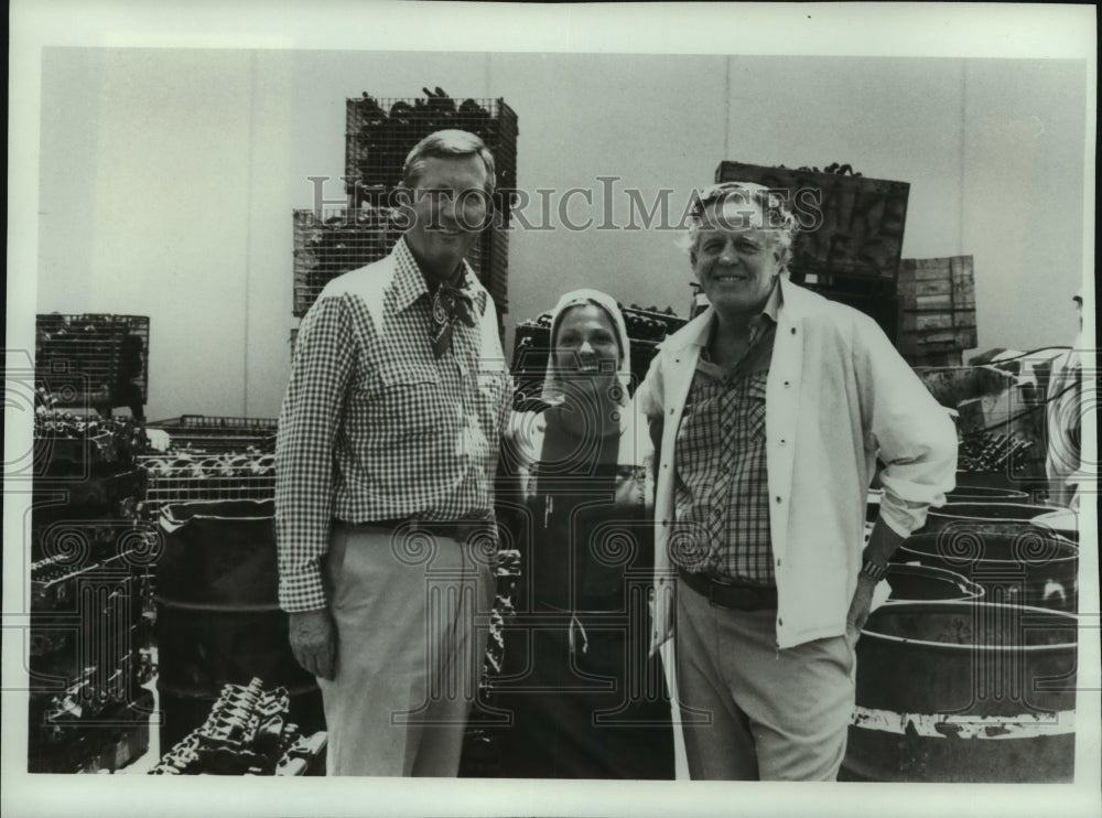 1979 Press Photo Robert Thompson, Russ Mayberry, Linda Lavin take break on film. - Historic Images