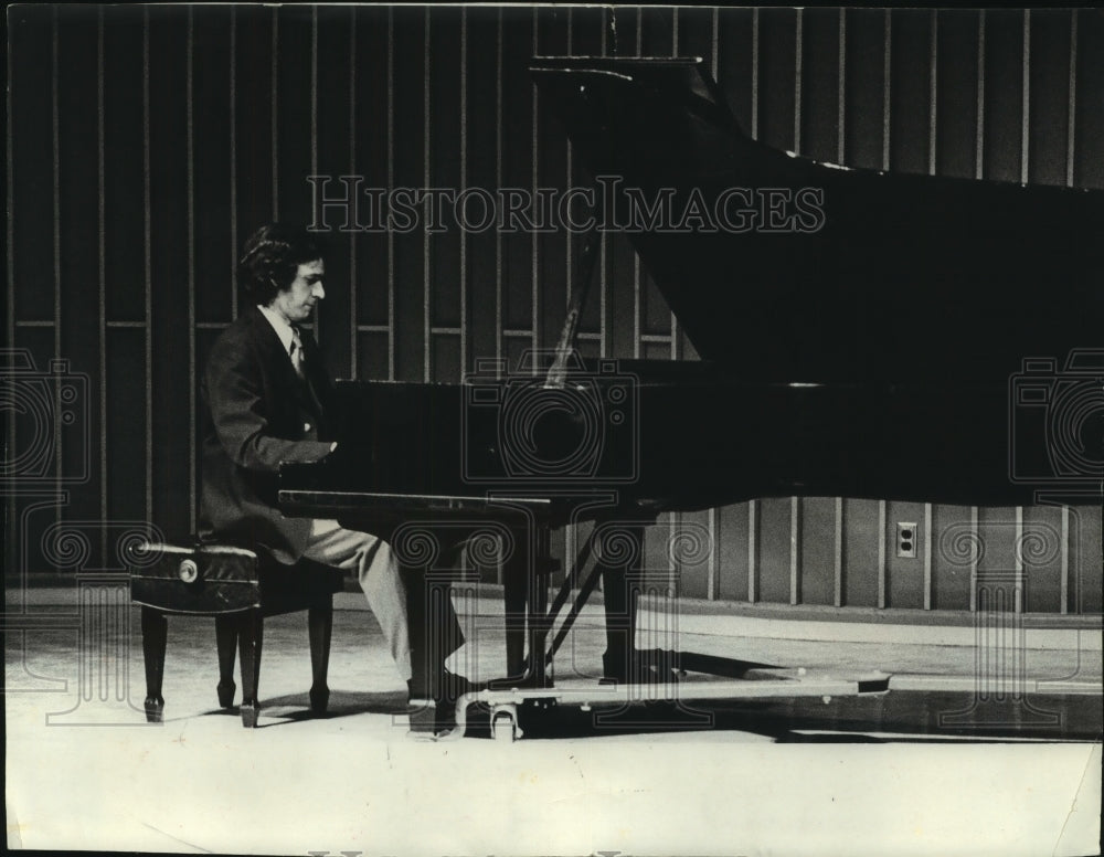 1976 Press Photo UWM faculty artist, James Tocco on the piano - mjp43092 - Historic Images