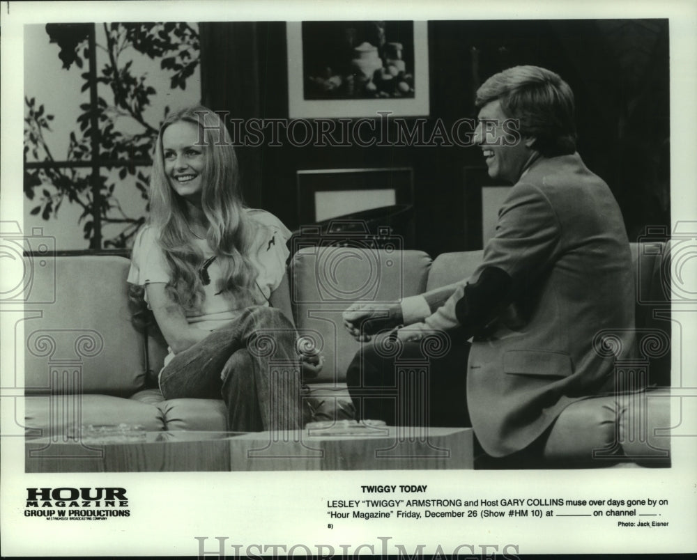 1981 Press Photo Lesley "Twiggy" Armstrong & host Garry Collins on Hour Magazine - Historic Images
