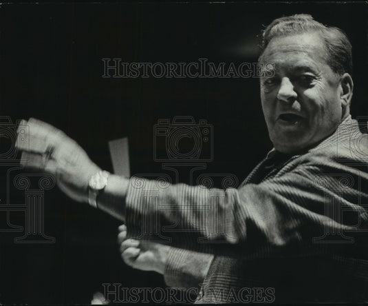 1977, Robert Scott, Outboard Marine Corp. vice president - mjp43192 - Historic Images