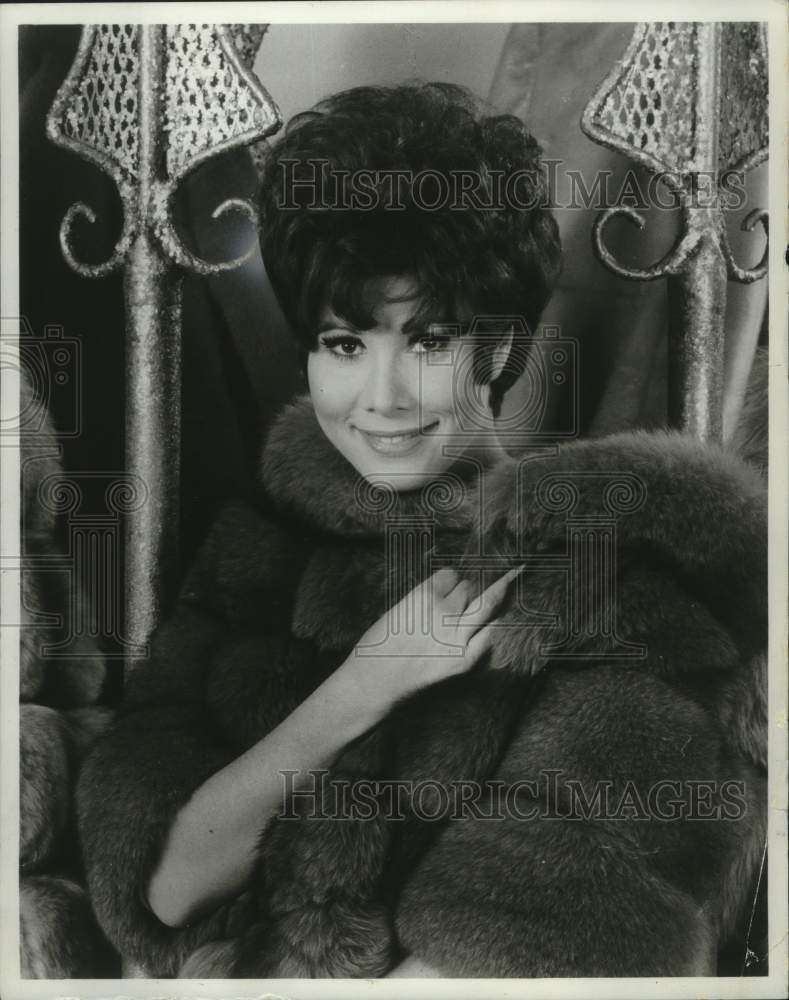 1969 Press Photo Michele Lee acts in "The Wonderful World of Pizzazz" - Historic Images
