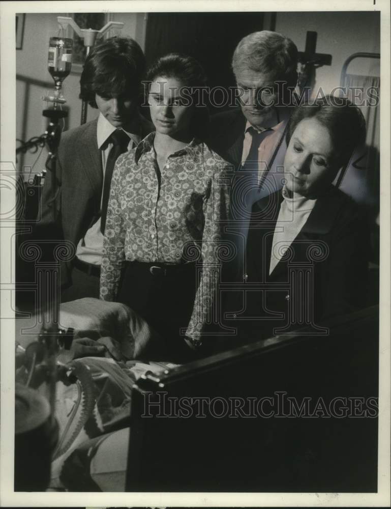 1977 Press Photo Piper Laurie and others in &quot;In the Matter of Karen Ann Quinlan&quot; - Historic Images