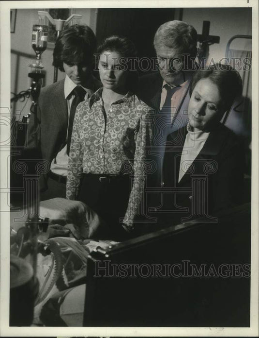 1977 Press Photo Piper Laurie and others in "In the Matter of Karen Ann Quinlan" - Historic Images