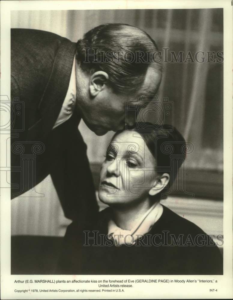 1978 Press Photo E.G. Marshall kisses Geraldine Page in scene from &quot;Interiors&quot; - Historic Images