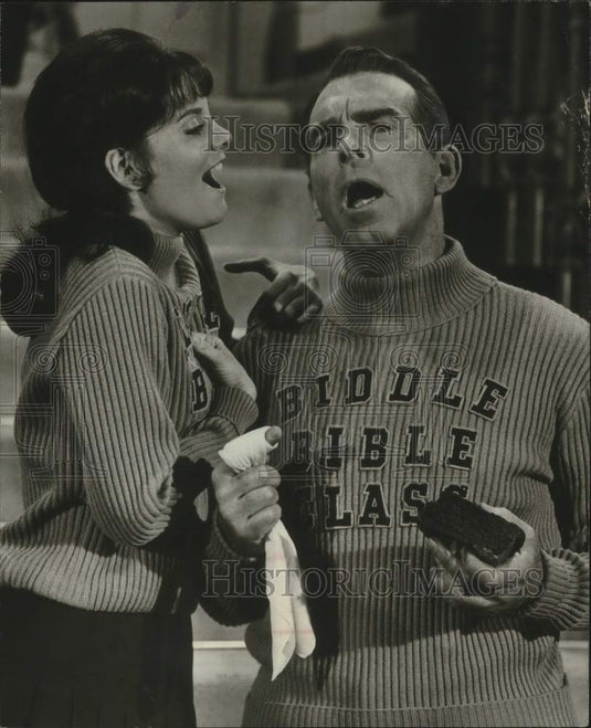 1967 Press Photo Fred MacMurray & Lesley Ann Warren in The Happiest Millionaire. - Historic Images