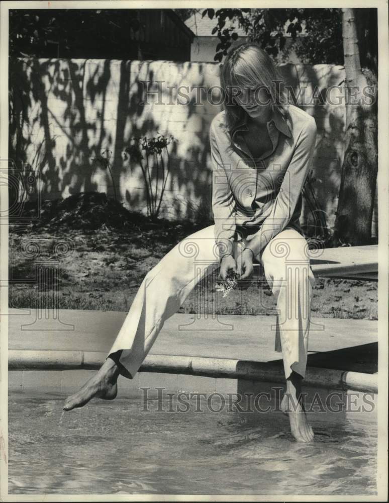 1971, Carrie Snodgress on springboard of pool at her Hollywood home - Historic Images