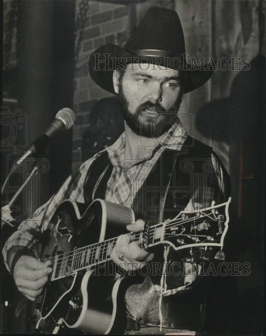 1980 Press Photo Bob Toland and the Armadillo Desert at Pinnacle Peak. - Historic Images
