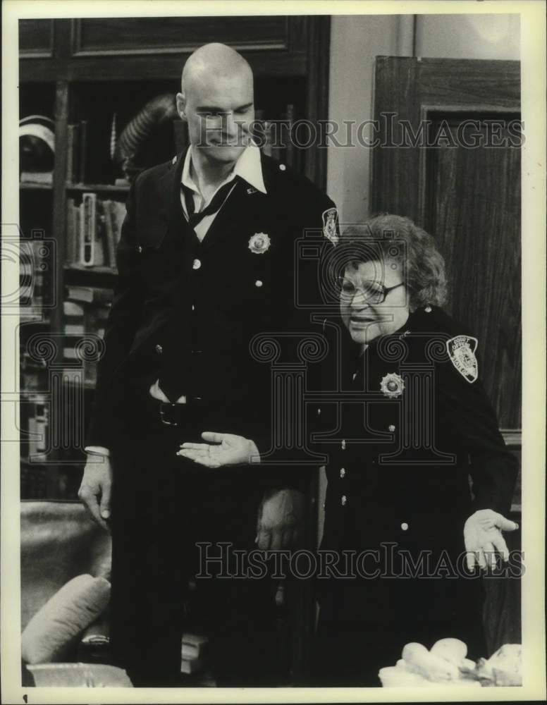 1985 Press Photo Richard Moll and Florence Halop star on Night Court, on NBC. - Historic Images
