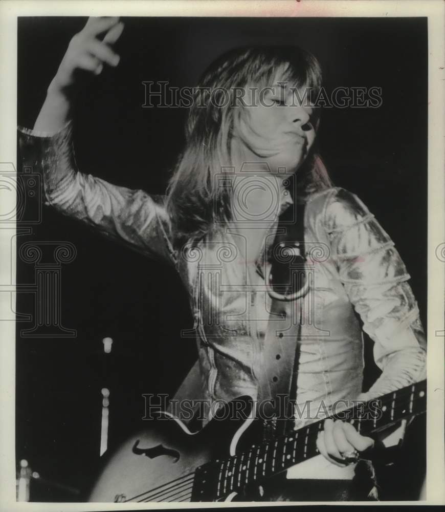 1975 Press Photo Suzi Quatro, singer, playing her guitar - mjp43585-Historic Images