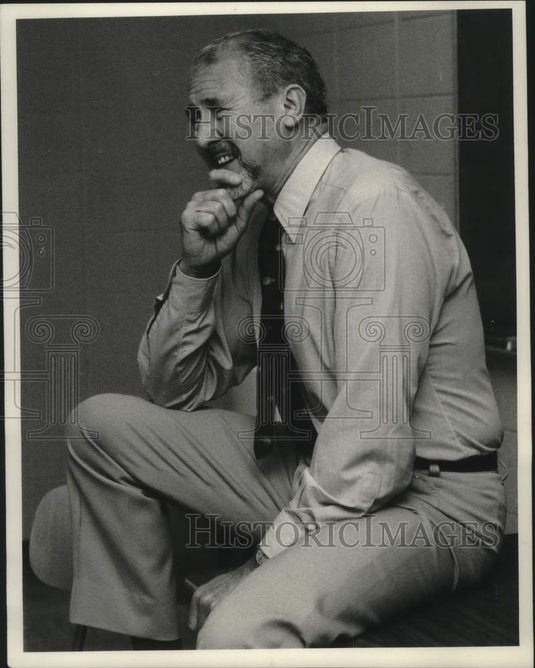 1974, Anthony Quayle teaches theater class at University of Tennessee - Historic Images