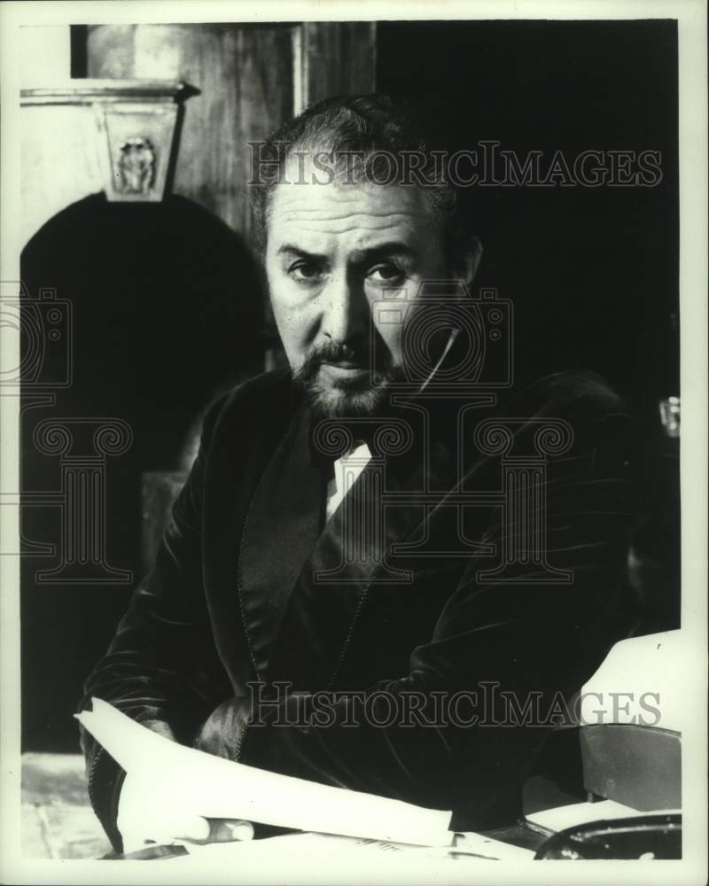 1971, Anthony Quayle in scene from &quot;Sleuth&quot; - mjp43618 - Historic Images