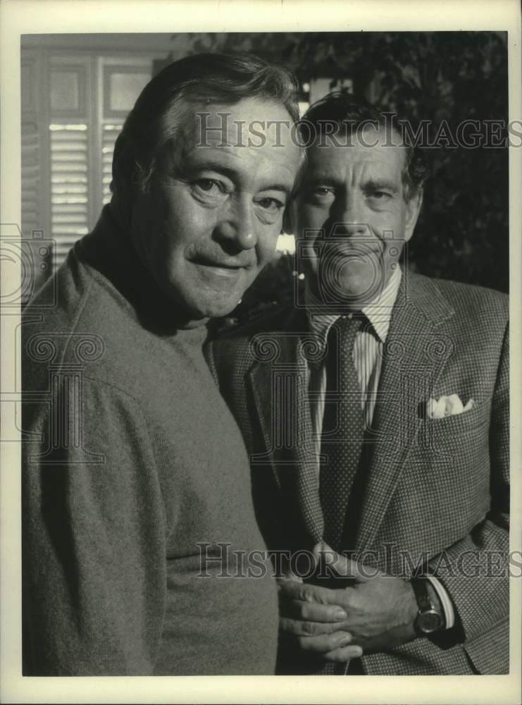 1985 Press Photo CBS' Morley Safer at Home of Jack Lemmon for 60 Minutes piece. - Historic Images