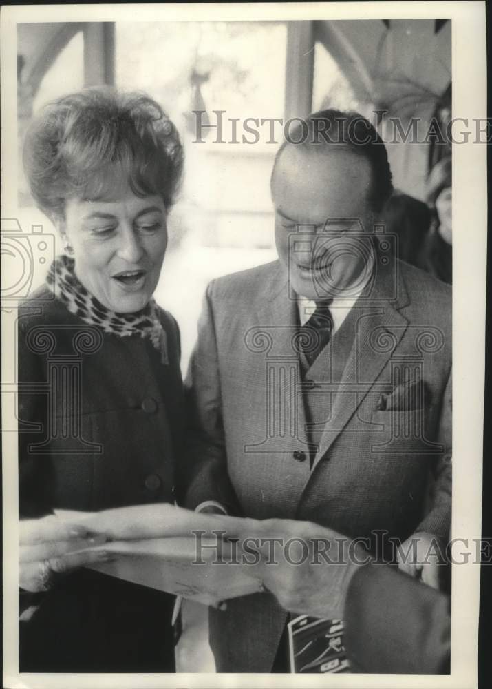 1965 Press Photo Wisconsin Governor&#39;s wife Mrs. Warren with Bob Hope in Madison. - Historic Images