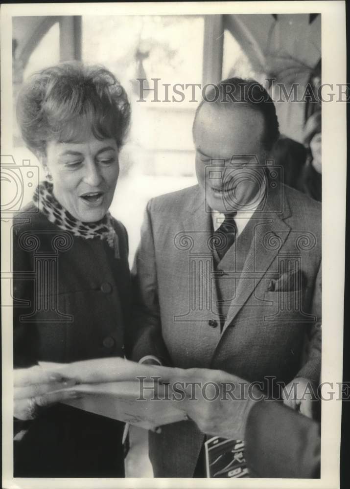 1965 Press Photo Wisconsin Governor's wife Mrs. Warren with Bob Hope in Madison. - Historic Images
