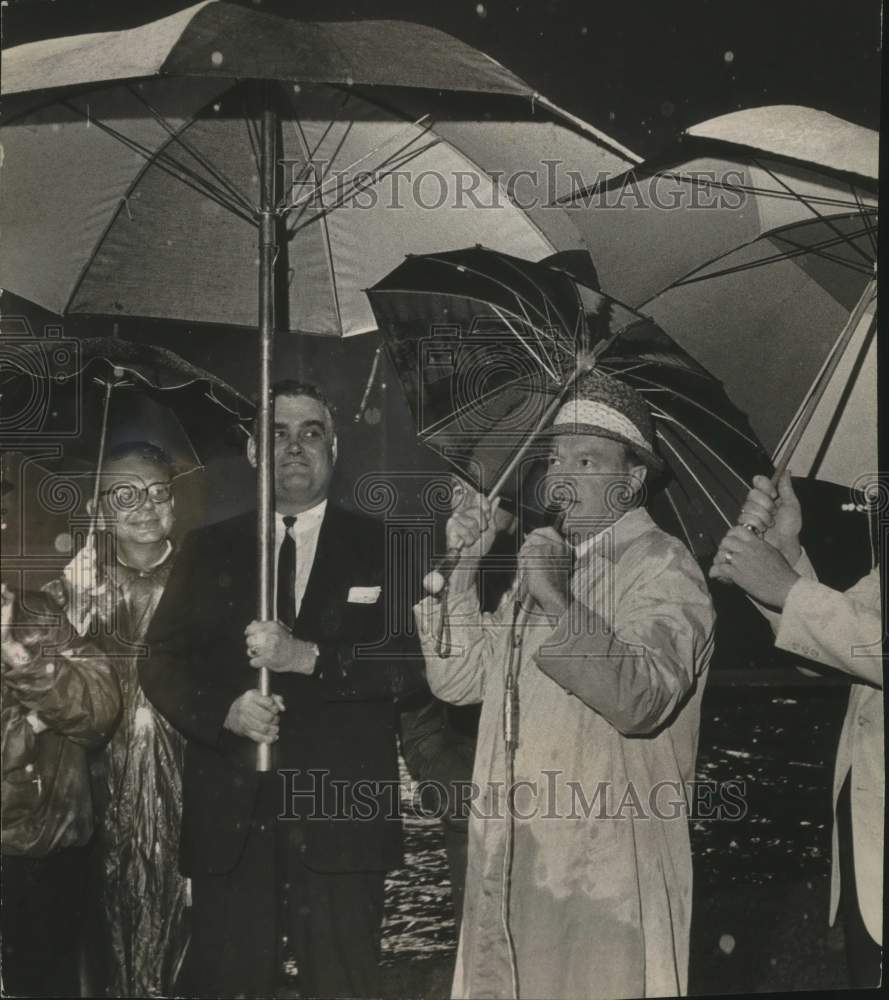 1964 Press Photo Bob Hope and others at County Stadium in Milwaukee, Wisconsin.-Historic Images