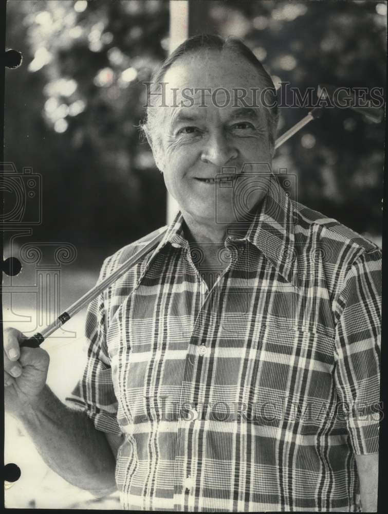 1976 Press Photo Comedian Bob Hope with his golf club. - mjp43744 - Historic Images