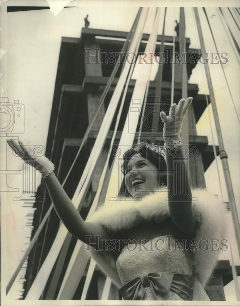 1958, Miss America Mary Ann Mobley in Wisconsin, releases a pigeon. - Historic Images