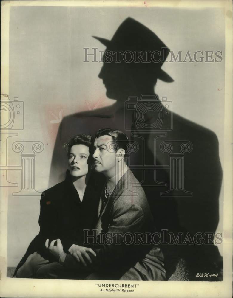 1962, Robert Taylor and Kathrine Hepburn act in Undercurrent - Historic Images