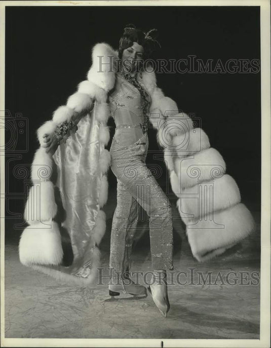 1969 Sue Williams, Glamour-Icer in "Astaire Time" in Holiday on Ice - Historic Images