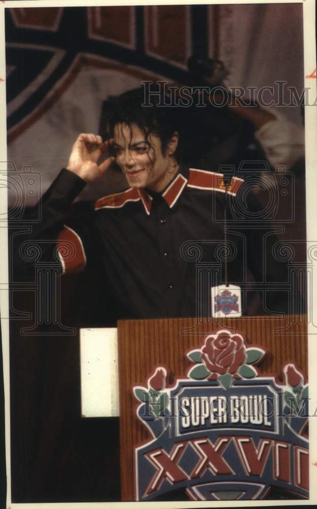 1993 Press Photo Michael Jackson discussing his Super Bowl performance- Historic Images