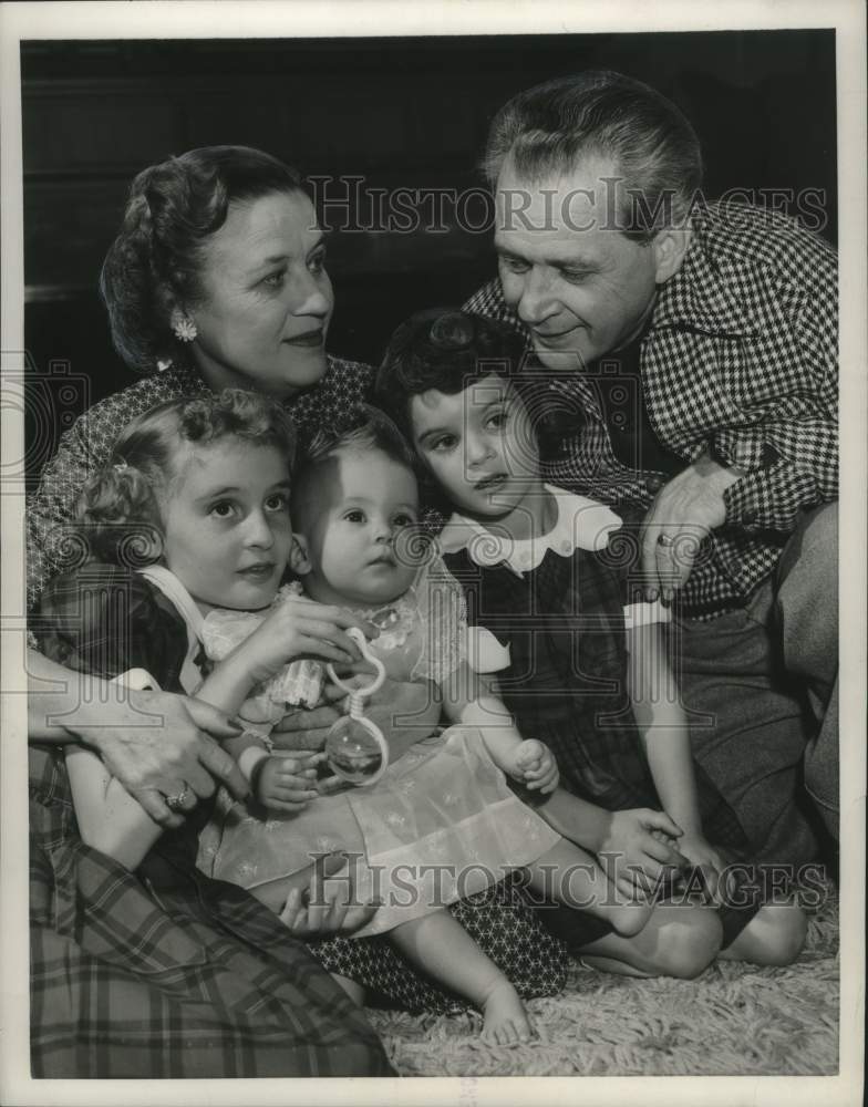 1954 Press Photo Marian and Jim Jordan pictured with their granddaughters - Historic Images