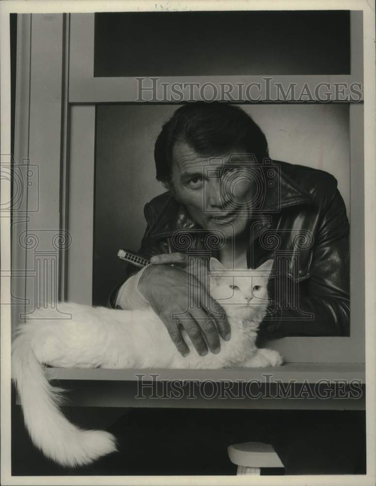 1975, Jack Palance looks through a window with his cat. - mjp43977 - Historic Images