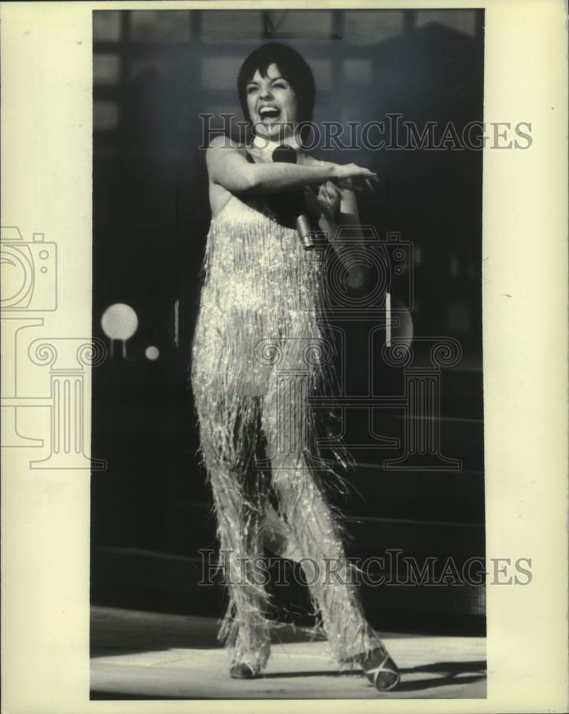 1982, Liza Minnelli sings at Radio City Music Hall in fund raiser. - Historic Images