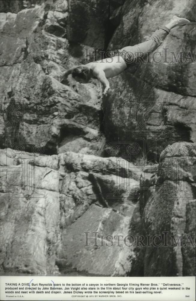 1975, Burt Reynolds diving in canyon in "Deliverance" - mjp44043 - Historic Images
