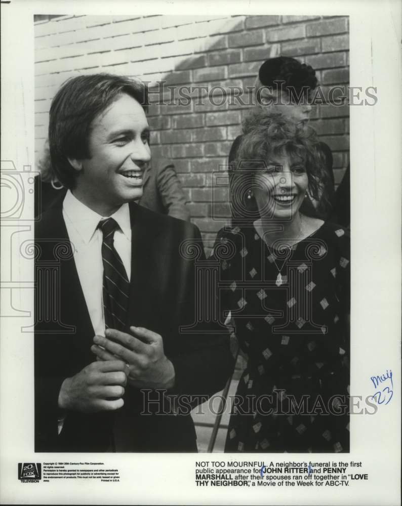 1984 Press Photo John Ritter and Penny Marshall star in ABCs "Love Thy Neighbor" - Historic Images