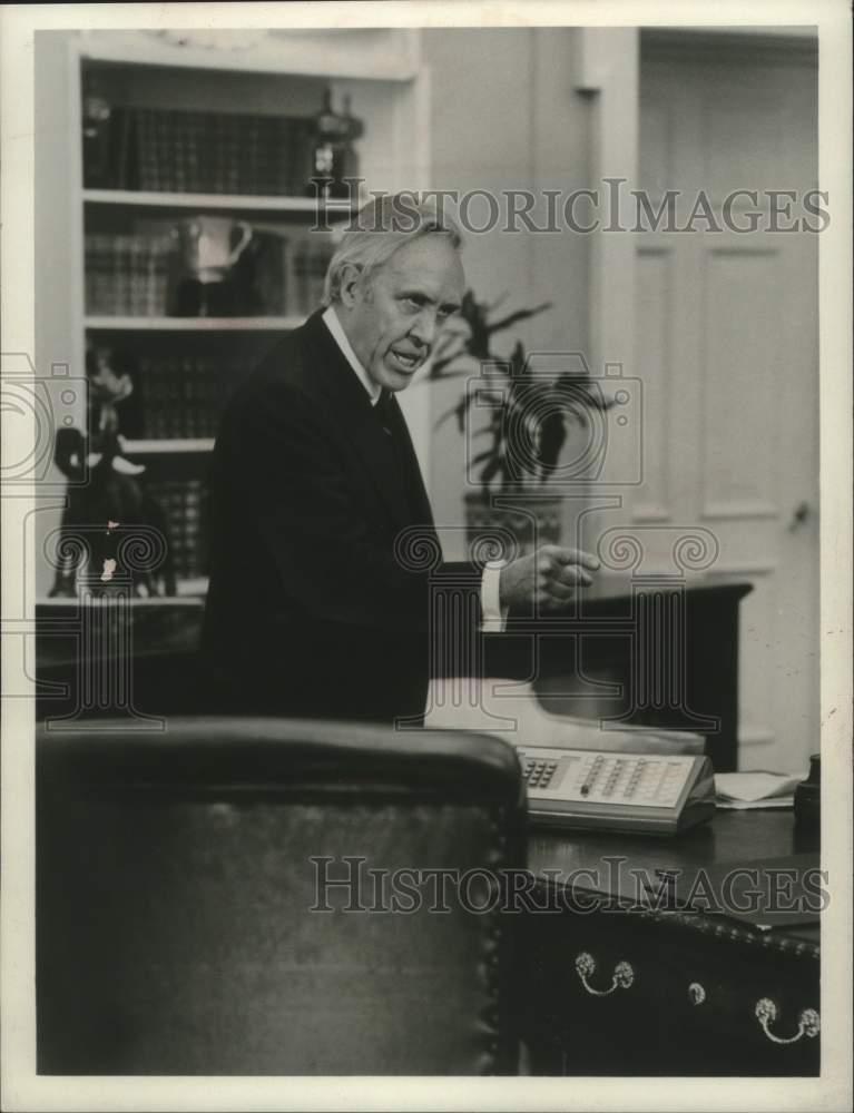 1977 Press Photo Jason Robards in scene from &quot;Washington: Behind Closed Doors&quot;- Historic Images