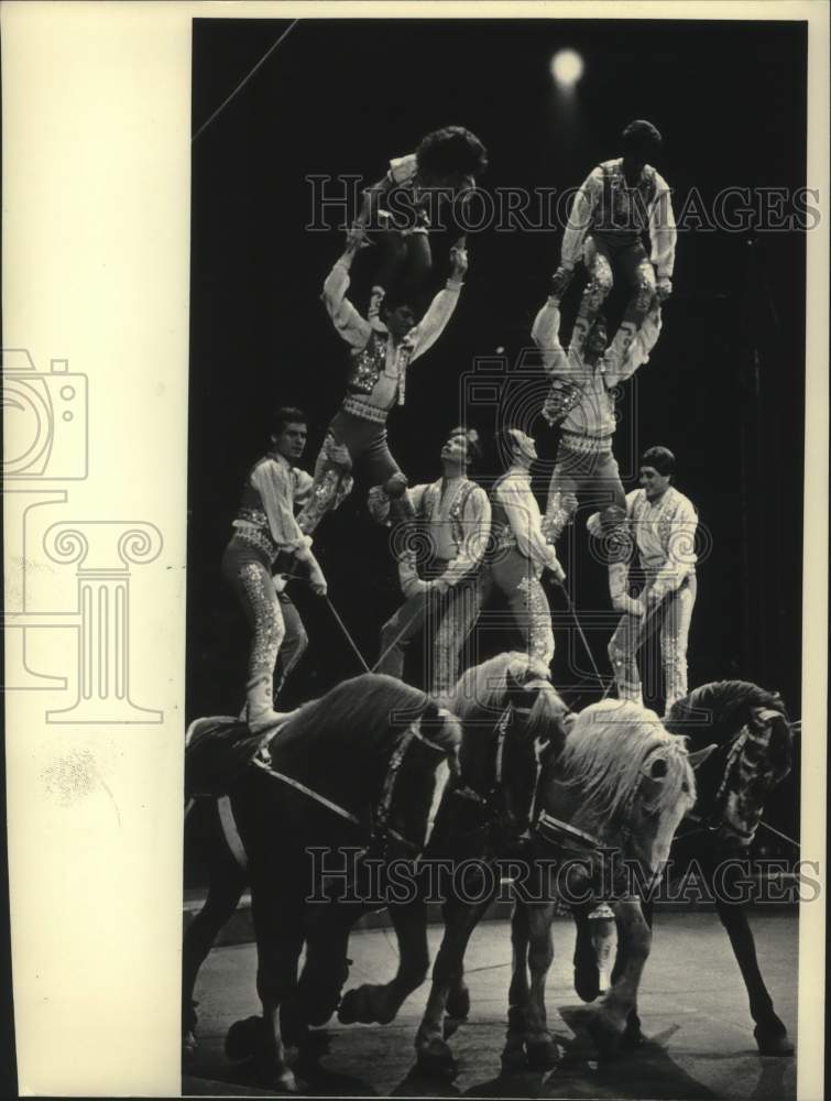 1985 Press Photo Circus family, the Romanovis, entertain with the riding skills - Historic Images