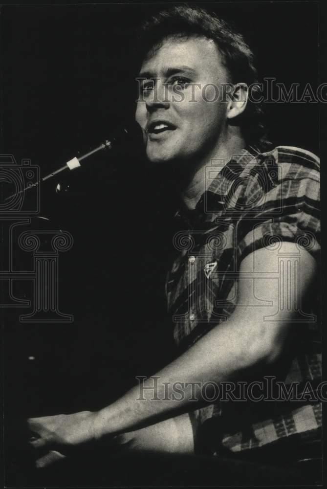 1988, Rocker Bruce Hornsby at Marcus amphitheater, Milwaukee, Wis. - Historic Images