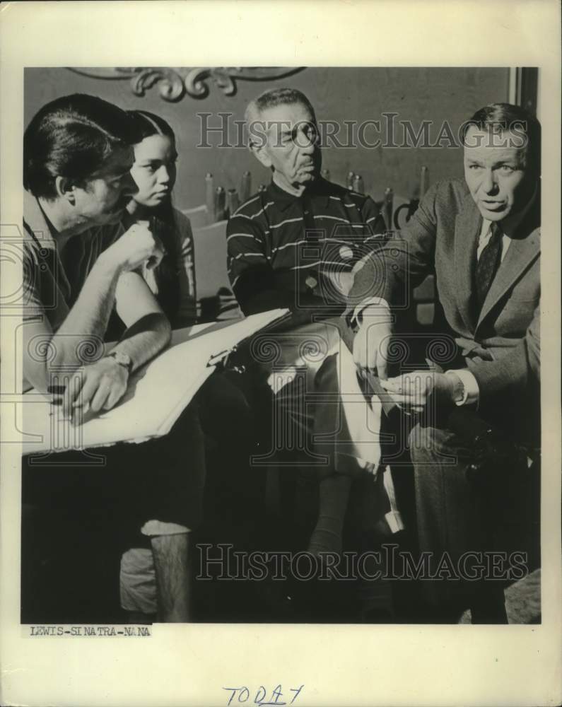 1967 Press Photo Singer Frank Sinatra with unidentified others - mjp44266 - Historic Images